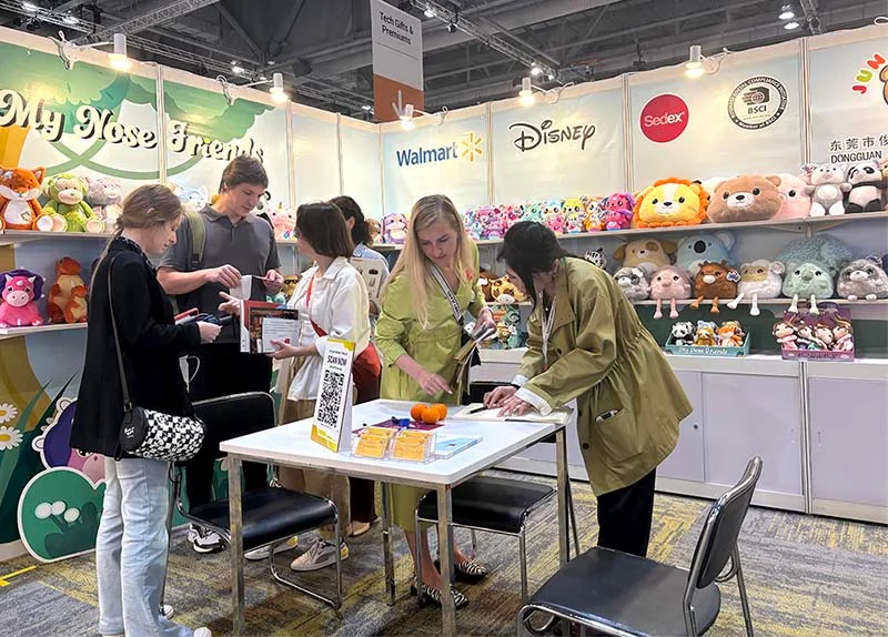 Our team meeting buyers at the Canton Fair, April 2024