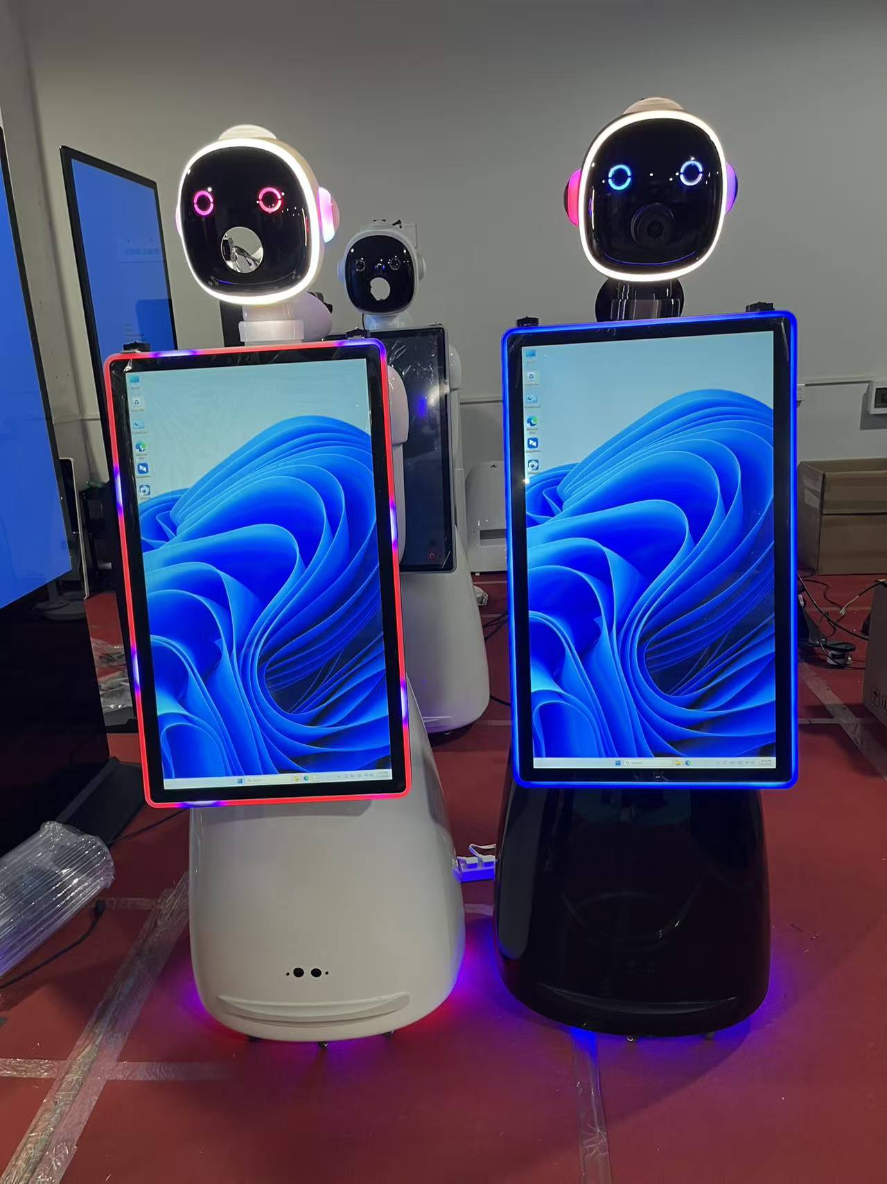 Super Black 32 Inch Touch Screen Robot Photo Booth Roamer Robotic Kit Photo Robot in Sale